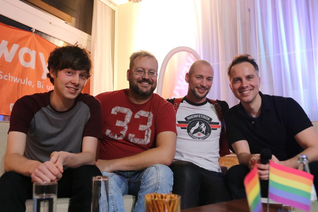 Als Gäste des anyway-Talks stellten sich Marcel (Darsteller der Webserie KUNTERGRAU, Stephan Claasen (Cruising-Club Station2B) und Markus Hecker (Mr. Fetish NRW 2015) den Fragen von Moderator Benjamin Scholz. (v.l.n.r.).