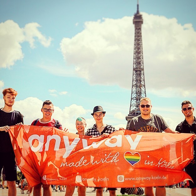 Die Jugendgruppe des anyways vorm Eifelturm in Paris